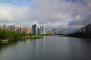 河畔城市风光