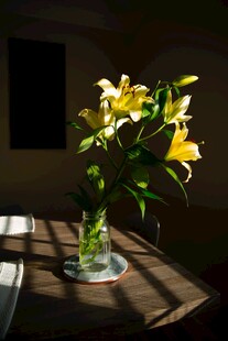 花瓶中的黄色百合花
