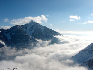 云海中的巍峨雪山