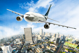 城市上空飞行的大型客机