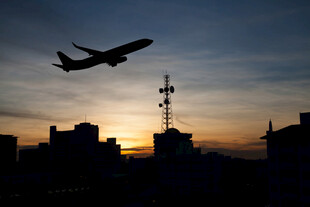 夕阳下城市上空的飞机