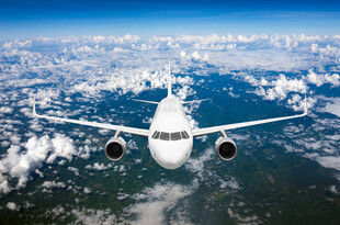 高空翱翔的民航客机