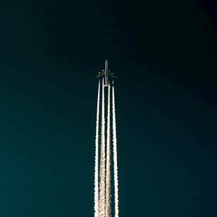夜空中喷气式飞机