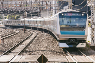 城市铁轨上行驶的现代列车
