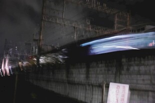 城市夜景中的地铁
