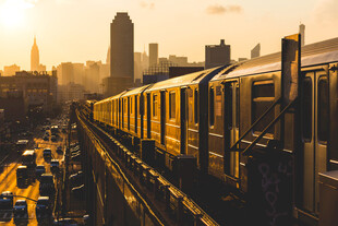 夕阳下的城市地铁轨道