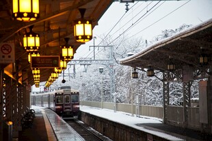雪天站台的列车景象