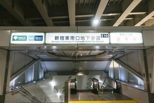地铁站内自动扶梯指示牌