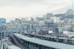 城市铁轨旁的建筑景观