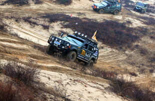 越野赛车驰骋崎岖山地