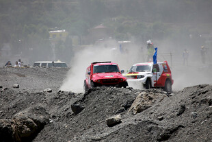 越野赛车在崎岖山地飞驰