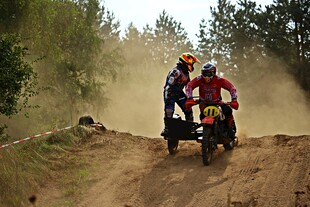 越野摩托驰骋林间小道