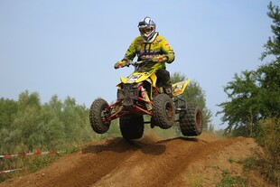 四轮越野摩托驰骋于山坡