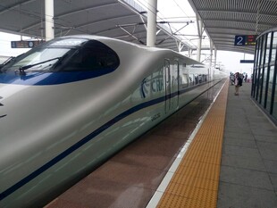 高铁站台上的高速列车