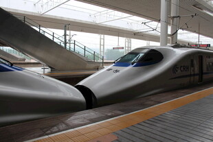 高铁站台上的流线型列车