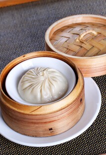传统竹制蒸笼里的美味包子