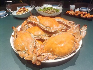 美味螃蟹大餐摆满桌