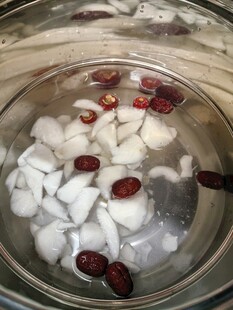 锅中煮着红枣和白色食材