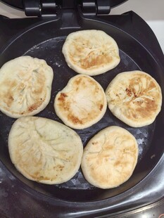 锅中煎制的美味面饼