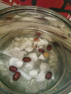 自制红豆薏仁粥食材准备中