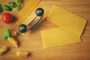 多样面食与新鲜食材展示