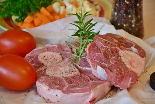 新鲜生肉与蔬菜搭配摆盘