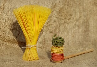 多彩意大利面与烹饪工具