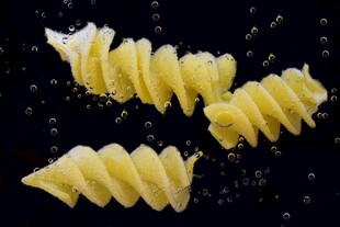 螺旋意面空中飞舞瞬间
