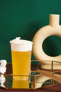 精致托盘上的啤酒与摆件