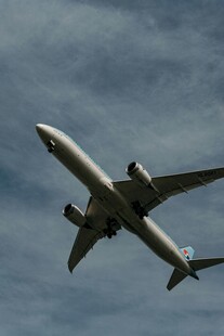 空中飞行的大型客机