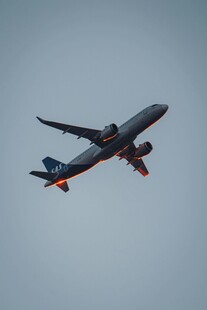 空中翱翔的客机