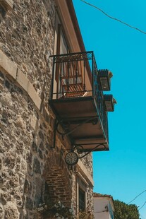石砌建筑上的复古阳台
