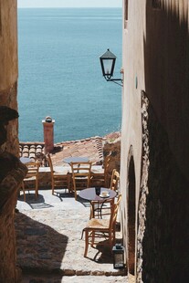 海边小巷的休闲桌椅景致