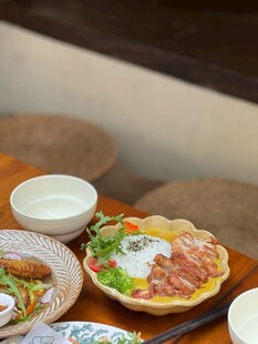 美味中式菜肴摆放在木桌