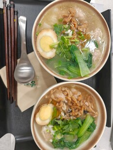 两碗美味汤面配蔬菜鸡蛋
