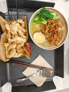 日式炸鸡拉面套餐美食
