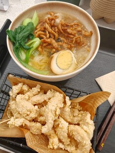 日式拉面配香脆炸鸡块