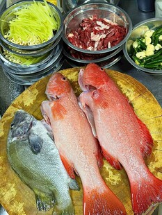 新鲜海鱼搭配多样佐料