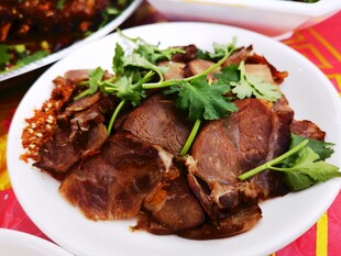 美味酱牛肉装盘