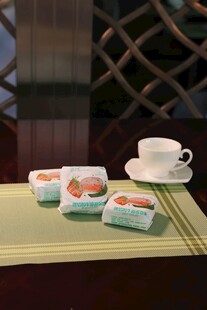 精致茶点与茶杯组合