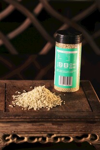 罐装茶叶与散落茶芽展示