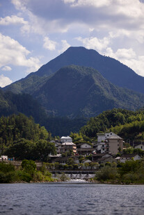 湖畔山村