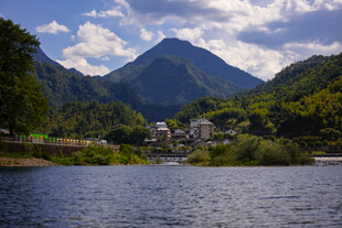 湖畔山村