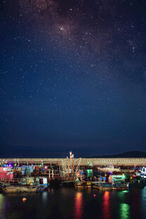 城市夜景与璀璨星空