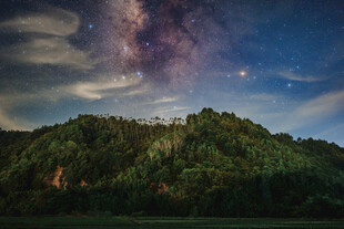 山间夜空云霞美景