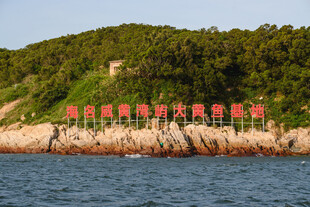海边山坡上的红色建筑阵列