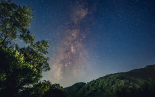 山间夜空璀璨星河