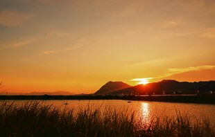 湖畔日落美景