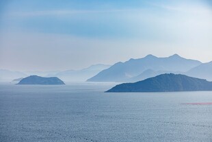 海上远山美景