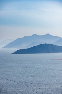 海上远山云雾缭绕美景